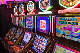 Dealer live casino menyambut pemain dengan meja permainan langsung